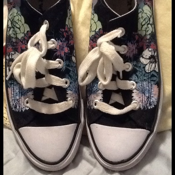 flowered airwalk tennis shoes!!!1