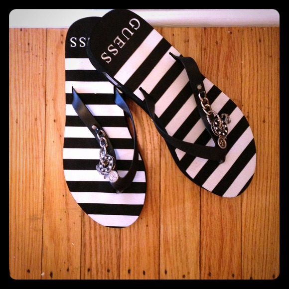 Bundle for paolaperu Guess flip flops