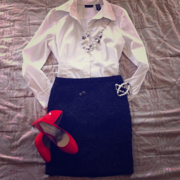 Ann Taylor Loft black pencil skirt w Rose pattern