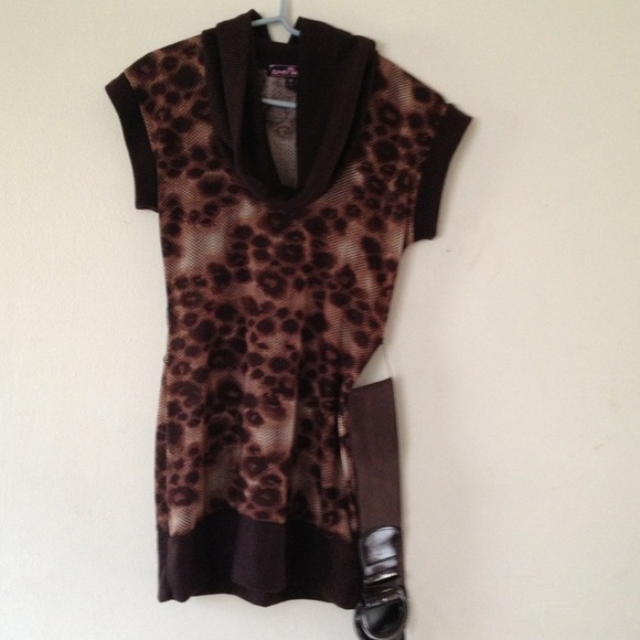 Beautiful top. Never worn.