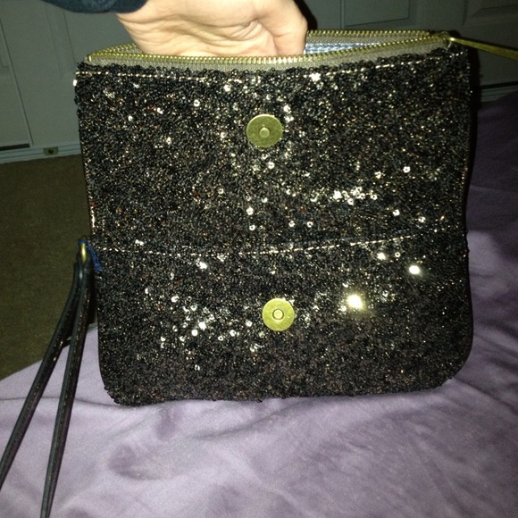 Simply Vera Wang fold over clutch - Picture 3 of 3