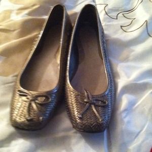 *Price reduced* Beautiful gold Cole Haan flats