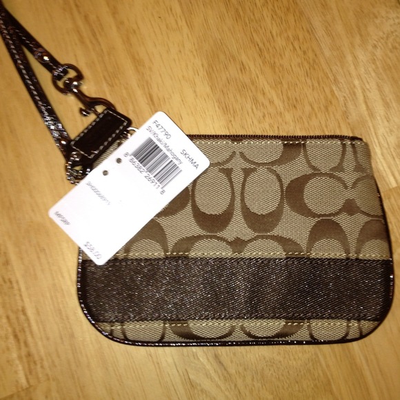 Brand New Classic Coach Wristlet-Small