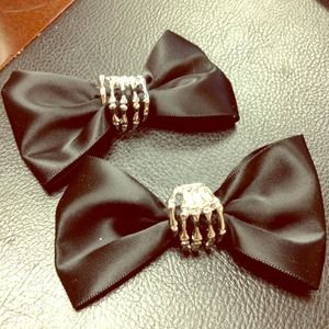 Skeleton hand bows