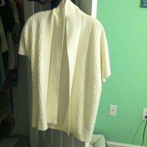 Short sleeve cardigan .