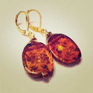 Imitation Amber dangling gold tone earrings💎