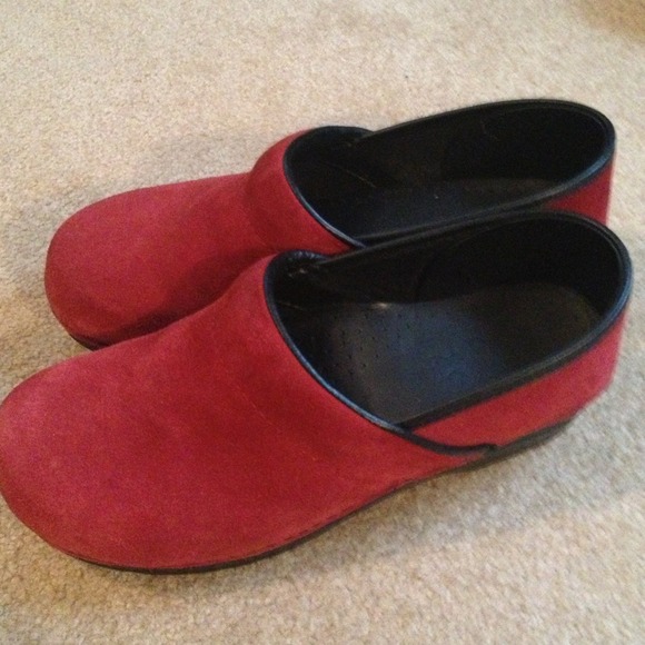 RESERVED!!!!!❌❌❌ size 41. Red suede clogs