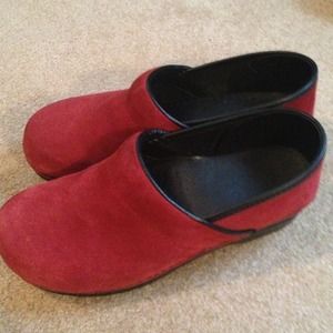 RESERVED!!!!!❌❌❌ size 41. Red suede clogs