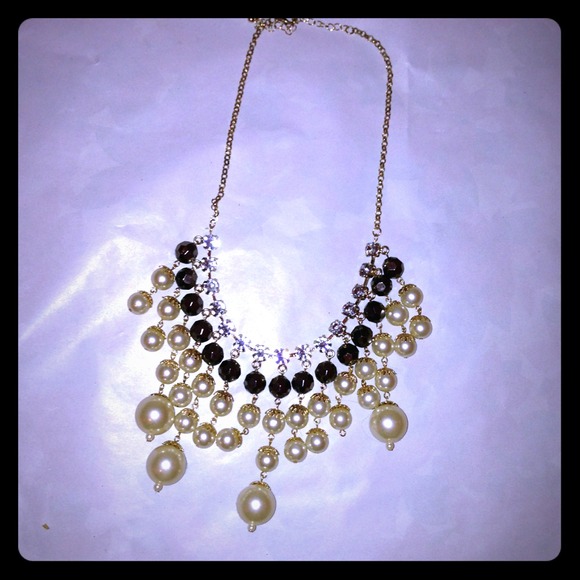Pearl dangly neckless with diamonds and gold