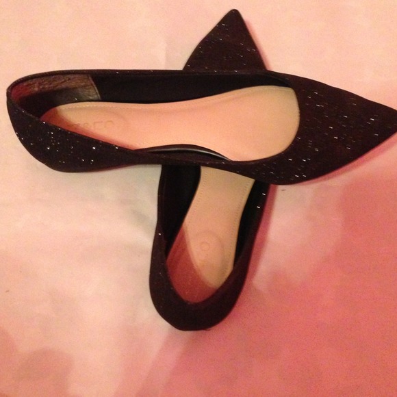 🔴SOLD🔴Sparkly black pointy toe flats - Picture 2 of 3