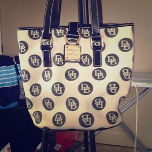 BUCKET PURSE!! Super cute dooney bag!!