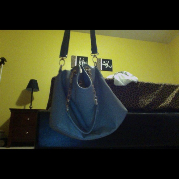 Grey handbag with gold chain handles. - Picture 3 of 3