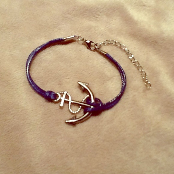 Sweet little anchor bracelet