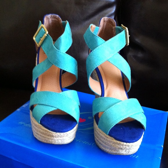 My deliscious shoes wedge sandals!  NEW NOT USED!! - Picture 2 of 4
