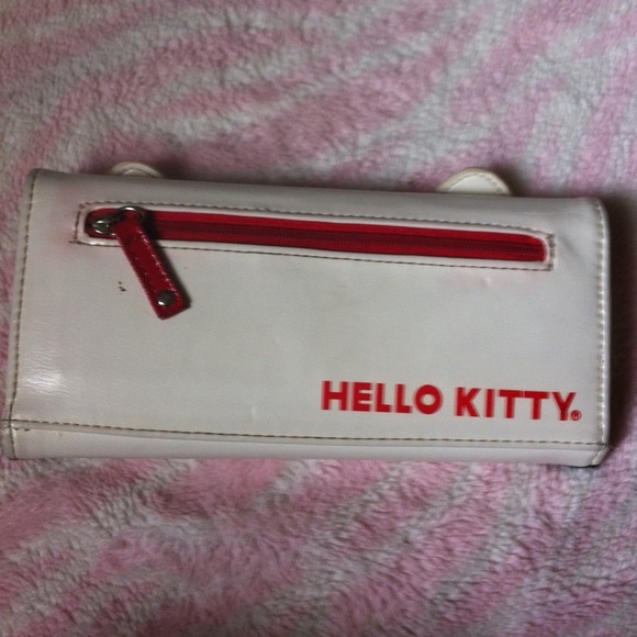 ✨ SOLD. Hello Kitty White & Red Wallet - Picture 2 of 4