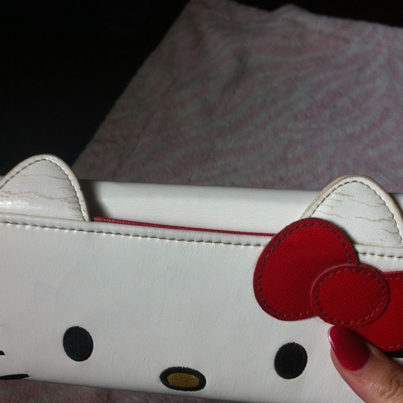 ✨ SOLD. Hello Kitty White & Red Wallet - Picture 3 of 4