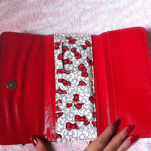 ✨ SOLD. Hello Kitty White & Red Wallet - Picture 4 of 4
