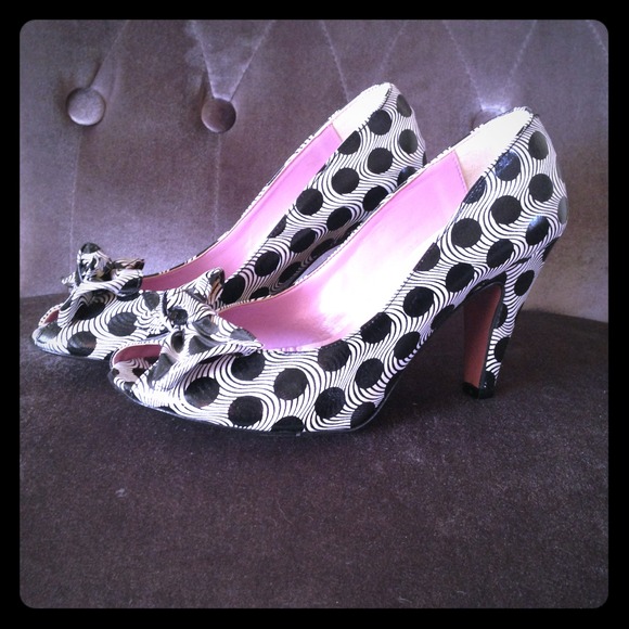 🚫Sold/bundled🚫black and white bow heels!