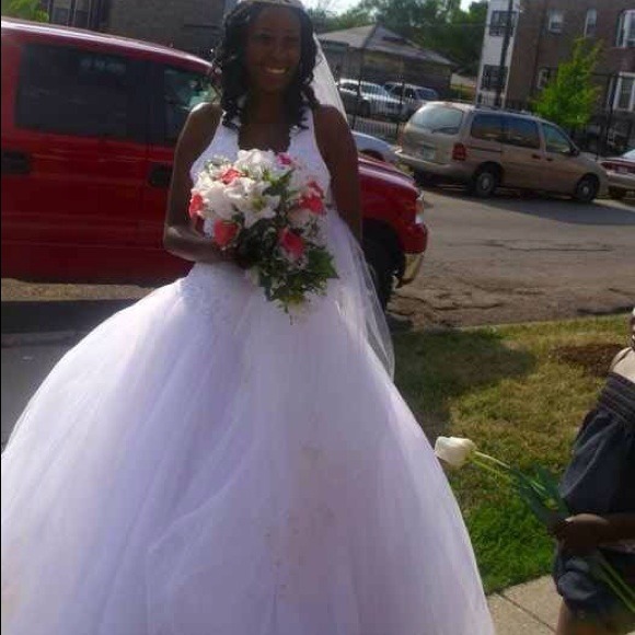 Wedding dress - Picture 1 of 2