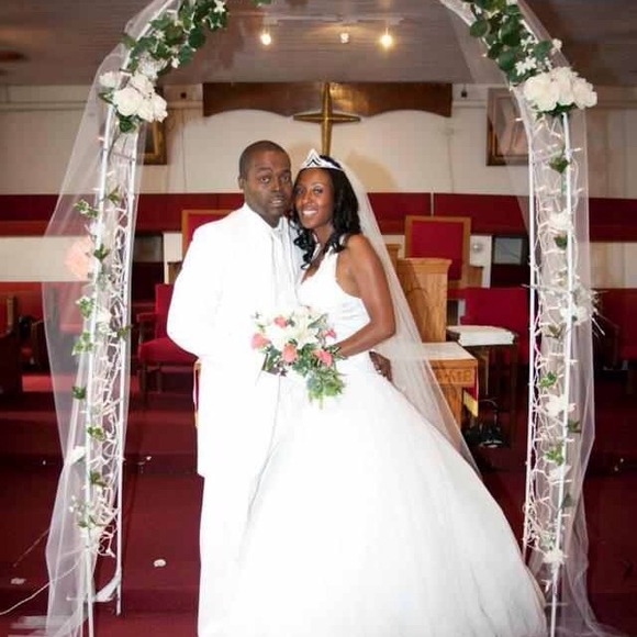 Wedding dress - Picture 2 of 2