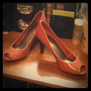 Orange peep-toed pumps
