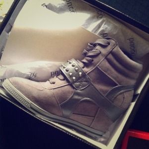 ❌Tradedddd ❌❌2nd grey sneaker wedges!