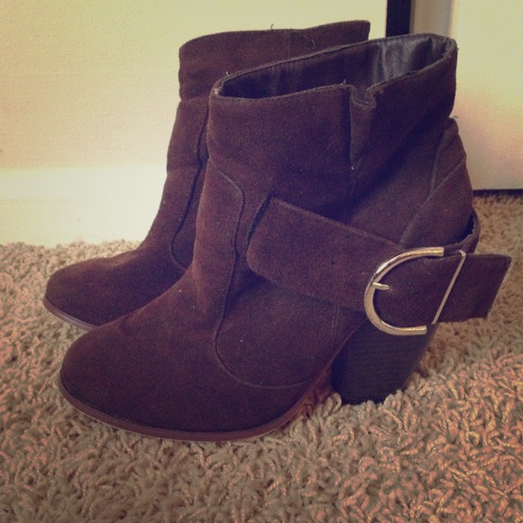 7.5 Brown Heeled Booties