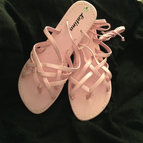 Shoes - Reduced 💝🎉🎉Playful pink criss cross sandals.