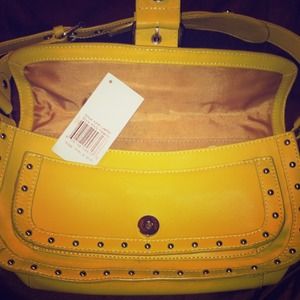 Cute cute cute!!! Perfect shade of yellow purse