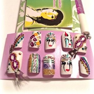 Custom-made 3D glue on nails