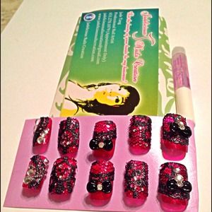 Custom 3D glue on nails