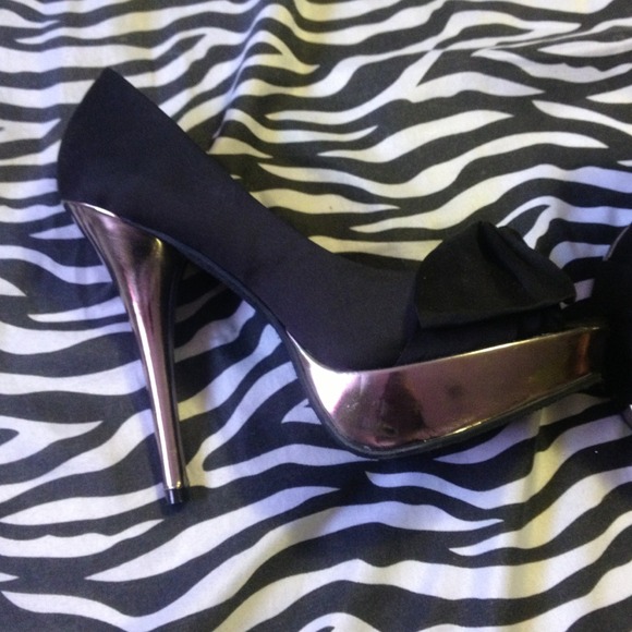 Steve Madden black and chrome open toe pumps - Picture 2 of 4