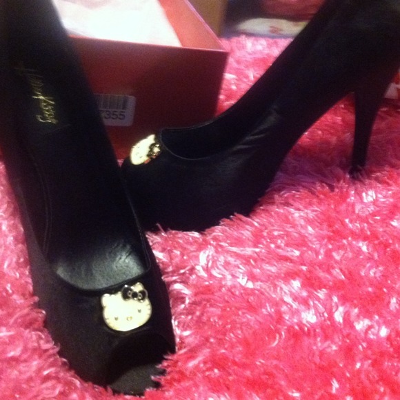 Hello kitty open toe heels - Picture 2 of 4