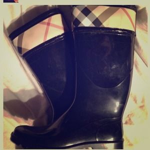 Burberry rain boots with box