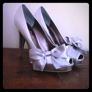 Paris Hilton pumps