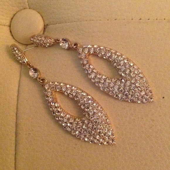 NEW! BEAUTIFUL CRYSTAL TEAR DROP EARRINGS