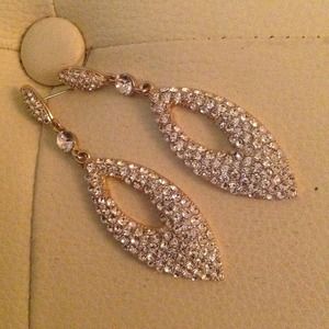 NEW! BEAUTIFUL CRYSTAL TEAR DROP EARRINGS