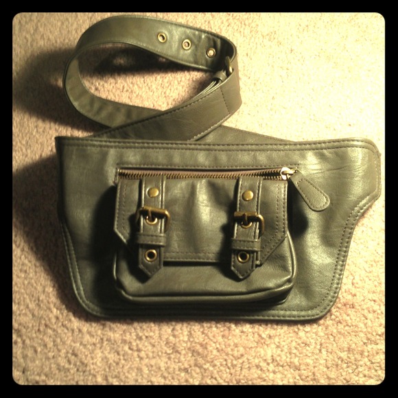 Belt style fanny pack. Very cute! Olive color.