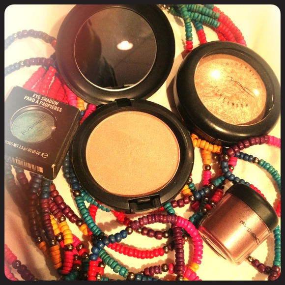 MAC iridescent powder/pressed - belightful