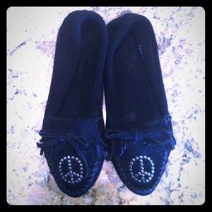 Minnetonka peace sign black moccasins sz 9