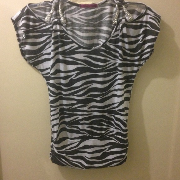 Fashion shirt with shoulder decal