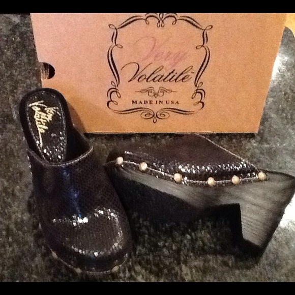 Volatile clogs size 6