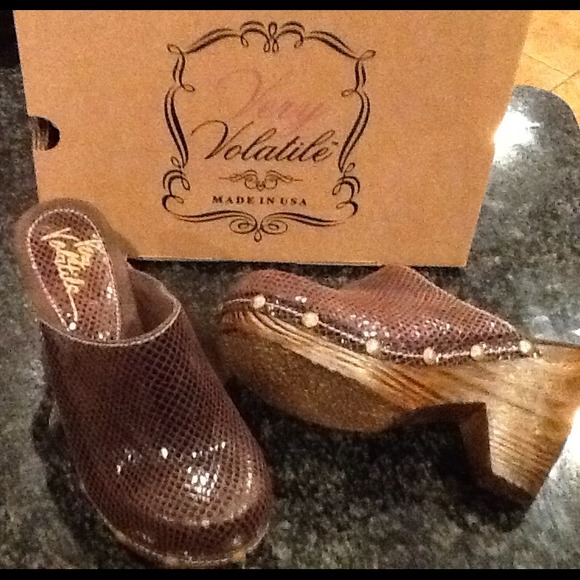 Brown volatile size 6 clogs.