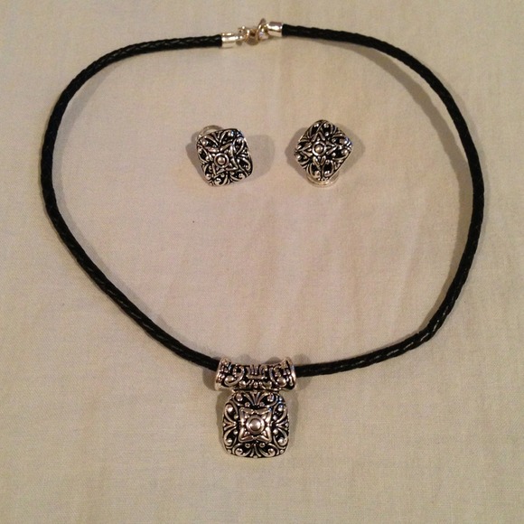 ⬇REDUCED⬇Premier design necklace and earring set