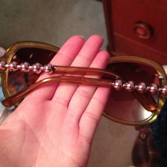 💢GONE💢🎀Sunglasses - Picture 2 of 2