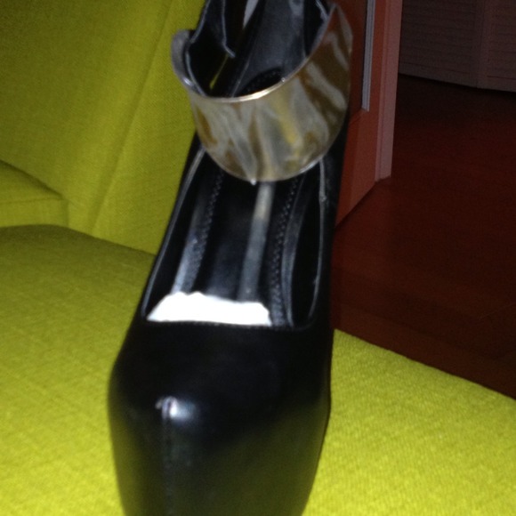 Black High heel with gold buckle - Picture 2 of 2