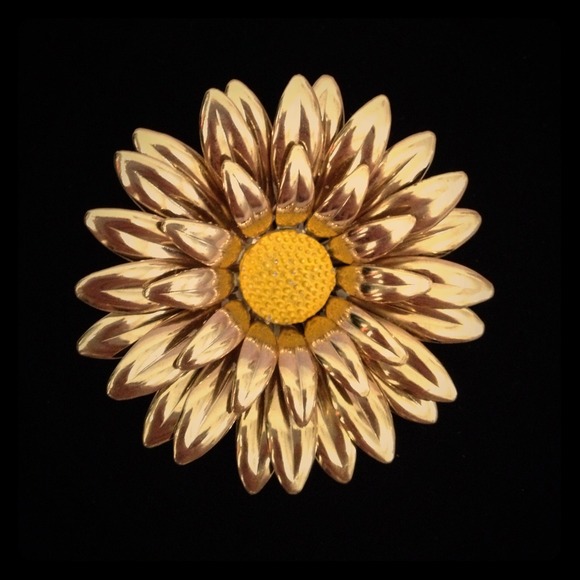 ✋Sold✋Vintage gold daisy pin