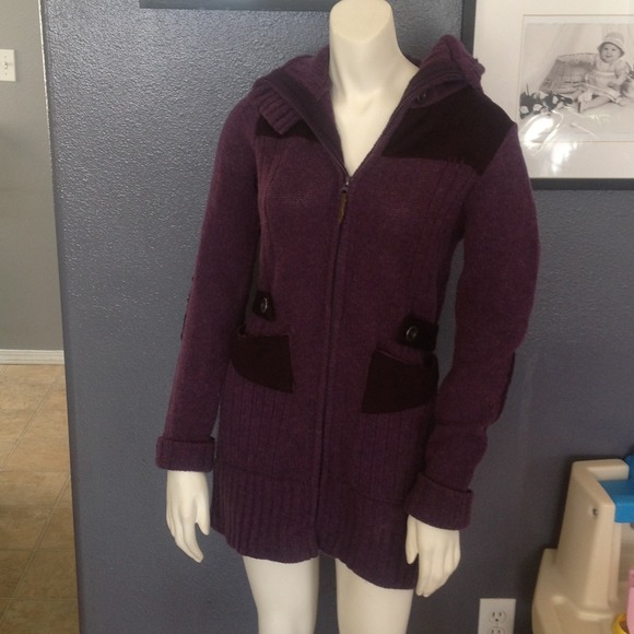 SOLD in bundle 4 merian Nobis Sweater,