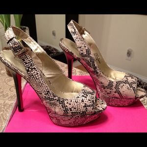 Gorgeous Brand New Beige Snake like Sandals!!