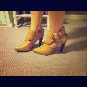 Michael Antonio tan booties